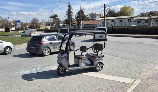 Eskişehir'de Üç Tekerlekli Elektrikli Araçla Otomobil Çarpıştı