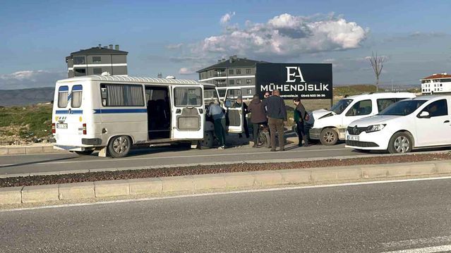Eskişehir'de Minibüs ve Araçların Karıştığı Zincirleme Kaza: 4 Yaralı