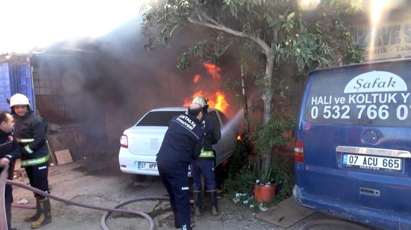 Kepez'de Motosiklet Tamirhanesinde Çıkan Yangın İş Yerine Büyük Zarar Verdi