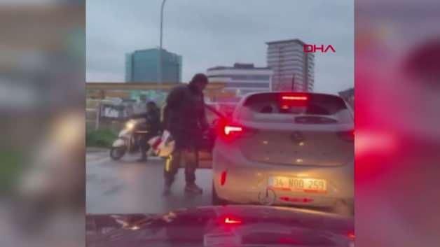 Pendik'te Motosikletli Sürücü Yol Verme Tartışmasında Otomobil Sürücüsüne Saldırdı