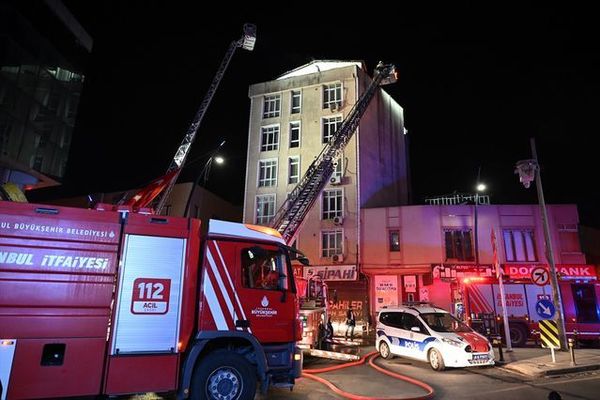 Küçükçekmece'de Otel Yangını İtfaiye Tarafından Kontrol Altına Alındı