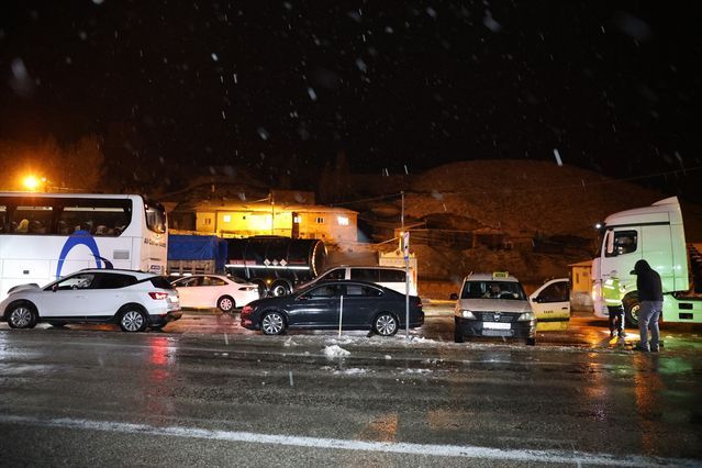 Kop Dağı Geçidi'nde Kar ve Tipi Ulaşımı Zorluyor