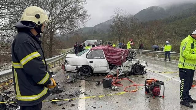 Isparta'da Çarpışan Otomobillerde 2 Kişi Öldü, 1 Yaralı Var