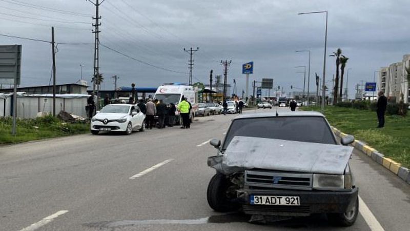 Hatay Kırıkhan'da İki Otomobil Çarpıştı: 1 Yaralı