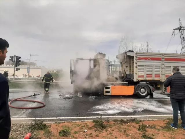 Samsun Terme'de Motor Yangını Çıkan Tır Kullanılamaz Hale Geldi