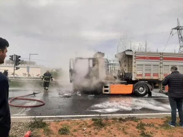 Samsun Terme'de Motor Yangını Çıkan Tır Kullanılamaz Hale Geldi