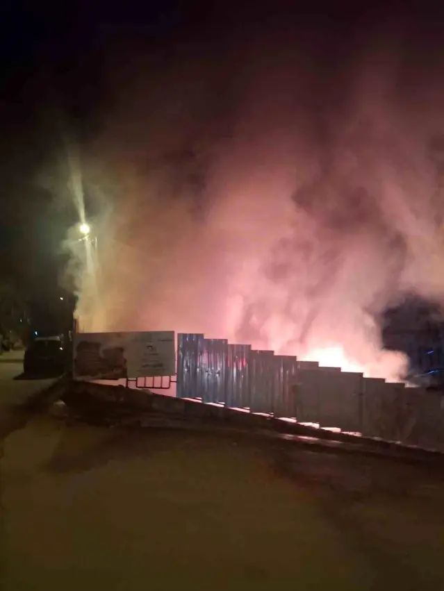 Üsküdar'da İşçi Konteynerlerindeki Yangın Söndürüldü