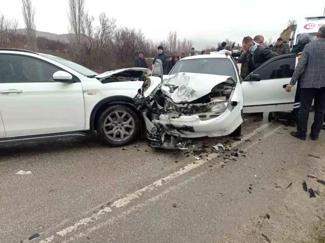 Elazığ'da İki Otomobil Çarpıştı: 9 Kişi Yaralandı