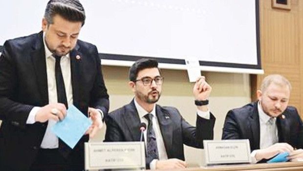 Şahin Biba 61 Oyla Başkanvekili Seçildi, Bursa Belediyesi AK Parti'ye Geçti