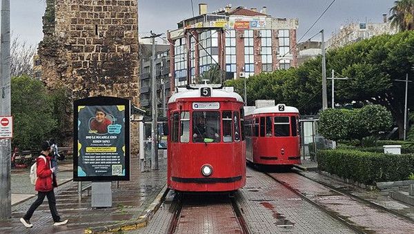 Antalya Saat Kulesi Yanındaki Tarihi Kale Kapısı Burçları İçin Tel Örgüyle Geçici Önlem
