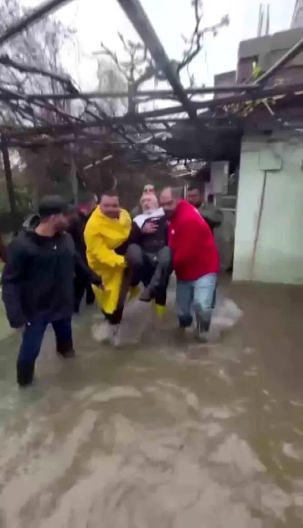 Reyhanlı'da Su Baskınında Mahsur Kalan Felçli Adam Kızılay Tarafından Kurtarıldı