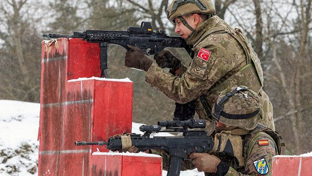 MSB, Türk ve İspanyol Askerlerinin Yan Yana Fotoğrafını 'Omuz Omuza' Notuyla Paylaştı