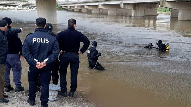 Bursa'da Dereden Geçerken Aracı Suya Gömülen Sürücü Hayatını Kaybetti
