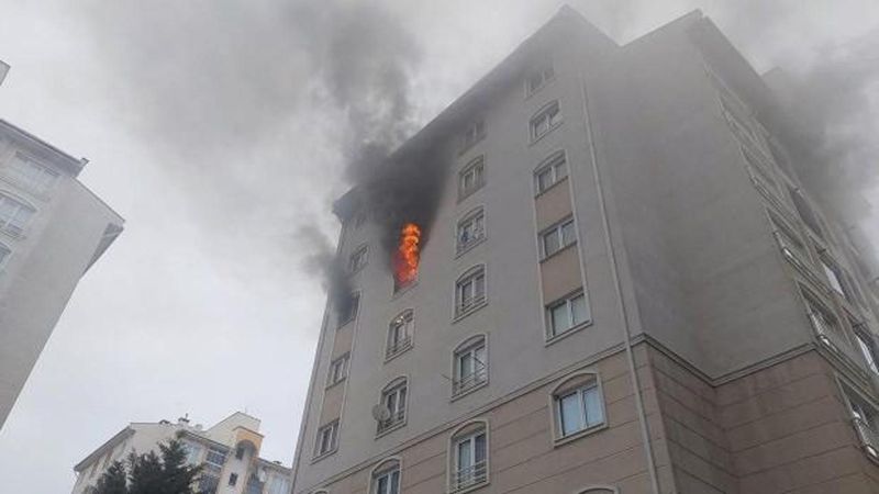 Bursa İnegöl'de 8 Katlı Binada Yangın Çıktı