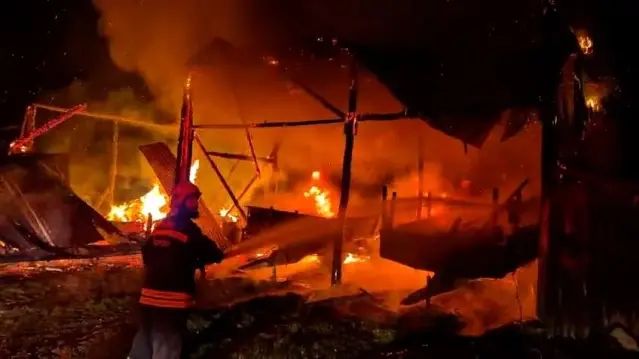 Bolu Mudurnu'da Yıldırım Samanlık ve Traktöre Zarar Verdi