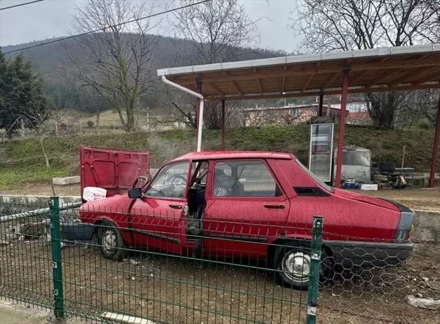 Bafra'da Otomobil Tel Çite Çarpıp Tarlaya Girdi: 3 Kişi Yaralandı