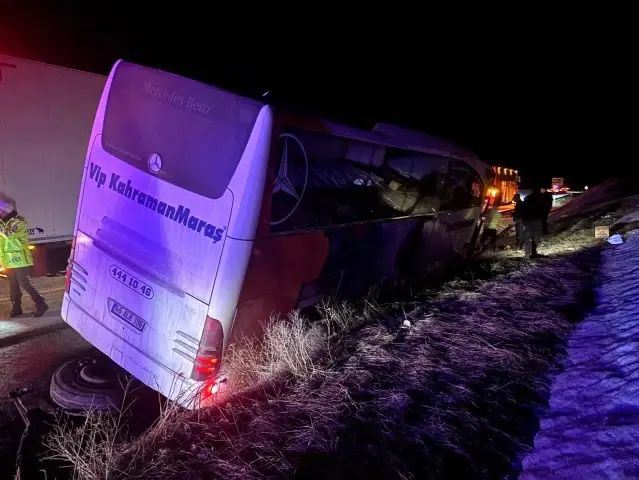 Erzincan'da Yolcu Otobüsü Bariyerlere Çarptı, Can Kaybı Yok