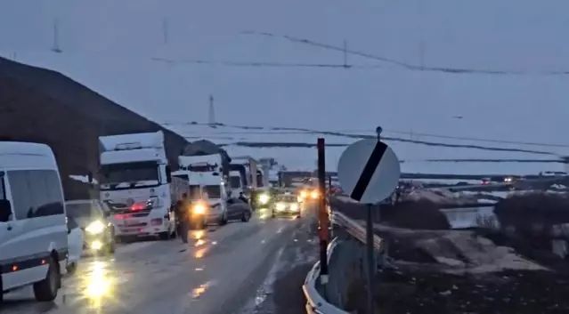 Yüksekova'da Heyelan Ulaşımı Keserek Ana Yolu Kapattı