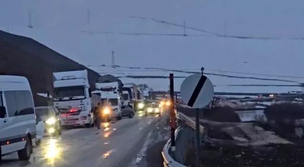 Yüksekova'da Heyelan Ulaşımı Keserek Ana Yolu Kapattı