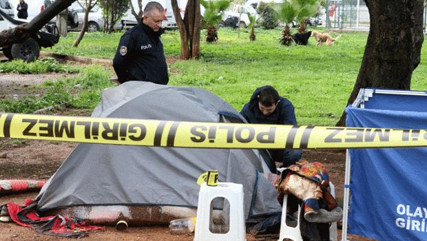 Antalya'da Parktaki Çadırda 2 Aydır Yaşayan Adamın Cansız Bedeni Bulundu