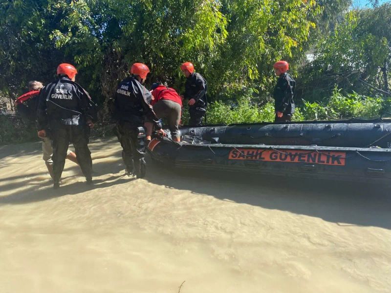 Seydikemer'de Selde Çatıda Mahsur Kalan İki Kişi Sahil Güvenlik Tarafından Kurtarıldı