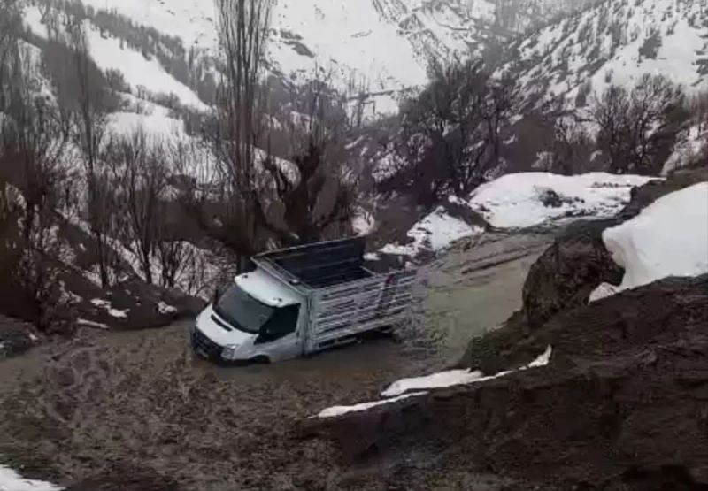 Bitlis Hizan'da Heyelan Nedeniyle 4 Köy Yolu Ulaşıma Kapandı