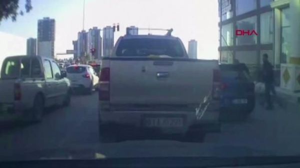 Adana Sarıçam'da Trafikte Kavga: Otomobile Sopa ve Sandalyelerle Saldırı