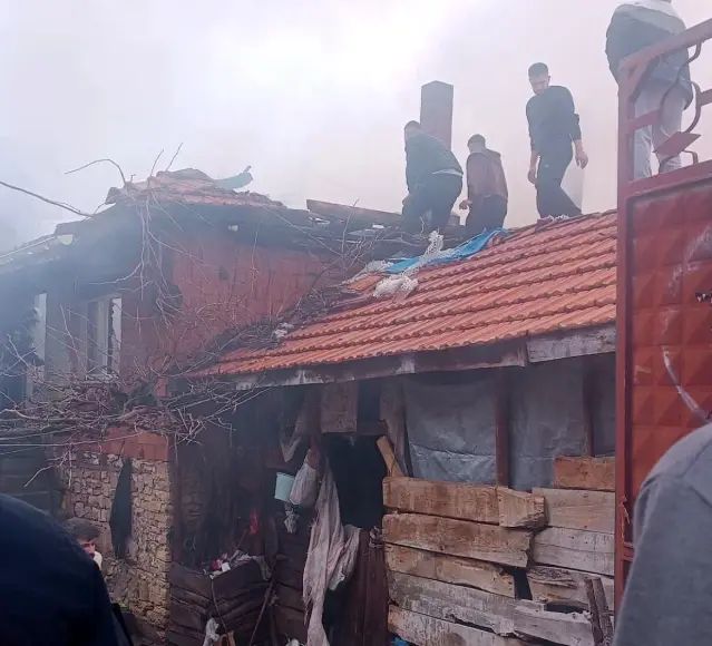 Tavşanlı'da İki Katlı Evde Çıkan Yangın Hızla Kontrol Altına Alındı