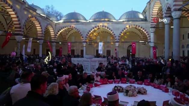 Selimiye Camii Avlusunda Binlerce Kişi İftarda Bir Araya Geldi