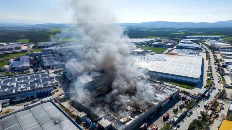 Akhisar Kaymakamı Can: Şekerleme Fabrikasındaki Yangın Kontrol Altına Alınmaya Çalışılıyor