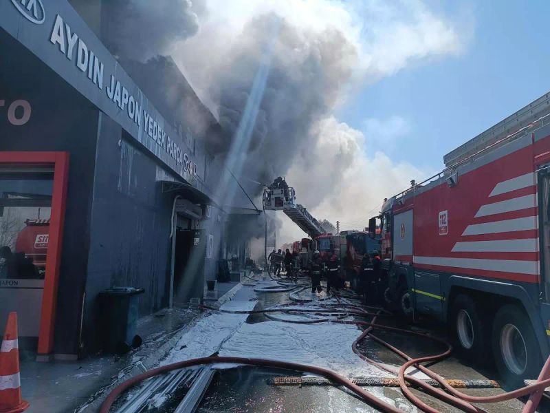 Buca Sanayi Sitesinde Otomobil Yedek Parça Dükkanında Yangın Çıktı