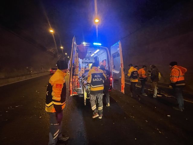 Bolu Dağı Tüneli'nde Otomobile Tır Çarptı: 5 Kişi Yaralandı