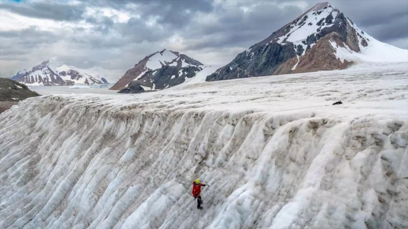 Antarktika'da İklim Değişikliğine Dikkat Çekmek İçin Sembolik Buzul Tırmanışı Yapıldı
