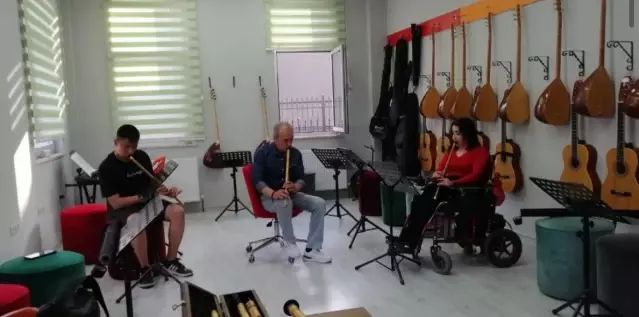 İpek Sevindik, Zorluklara Rağmen Hayata Tutunuyor