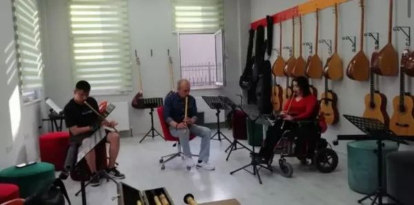 İpek Sevindik, Zorluklara Rağmen Hayata Tutunuyor