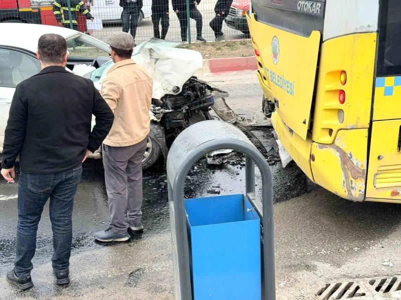 Siirt'te Otomobil ile Halk Otobüsü Çarpıştı: 2 Kişi Hafif Yaralandı