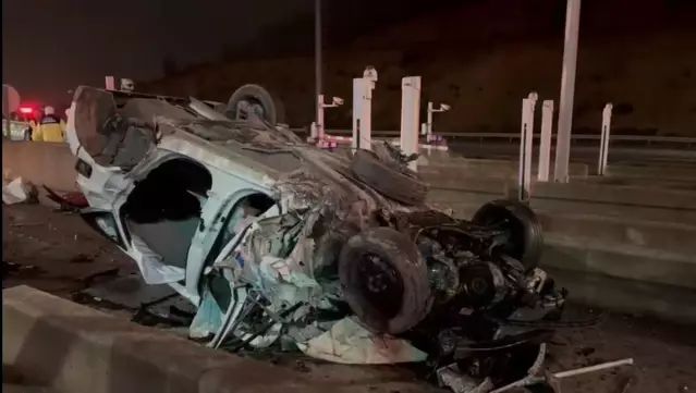 Pendik'te Kuzey Marmara Otoyolu'nda Takla Atan Araçta 2 Kişi Yaralandı