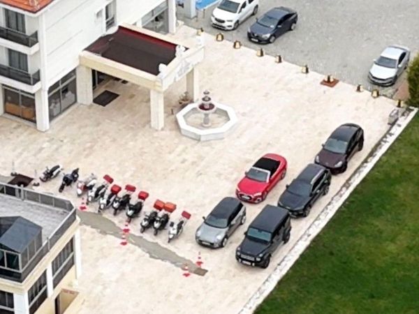 Tutuklu Başkan Yalım'ın Sevgilisine Hediye Ettiği Lüks Araçlar Kayyım Atanan Otelde Görüntülendi