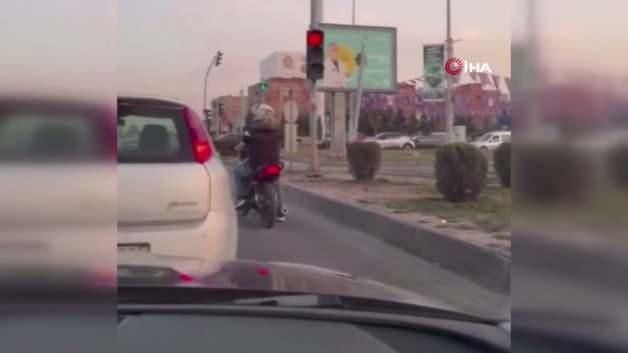 Diyarbakır'da Motosiklet Plakasını Kaskına Bantlayan Sürücü Trafikte Görüntülendi