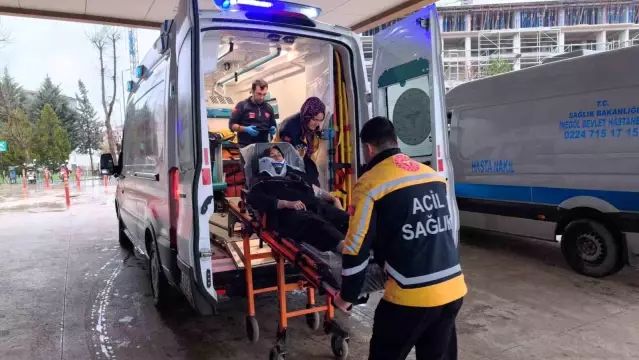 İnegöl'de Otomobil İstinat Duvarına Çarptı: 4 Yaralı