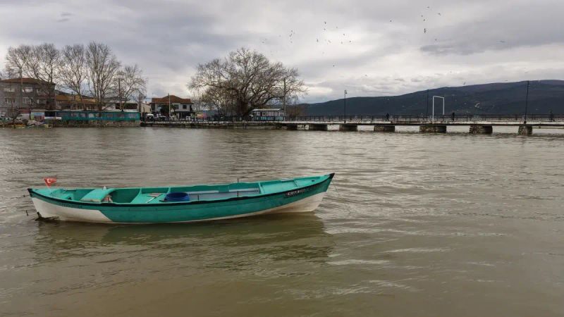 Uluabat Gölü'nde Yağışlar Su Seviyesini 5 Metre Yükseltti, Kayıklar Köprü Altından Geçmeye Başladı