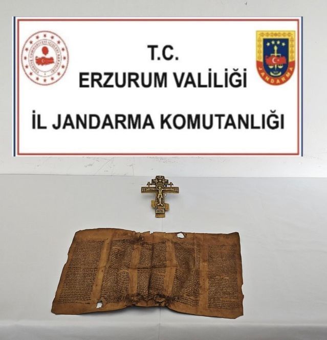 Erzurum'da Tarihi Eser Kaçakçılığına Operasyon: Orta Çağ Parsömeni ve Bronz Haç Ele Geçirildi