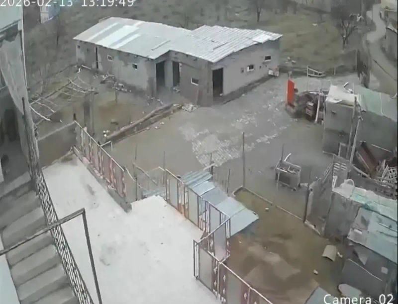 Nevşehir'de Kuvvetli Rüzgar Ağaçları Devirdi, Ahırın Çatısı Uçtu