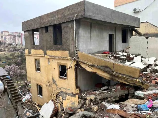 Besni'de Yoğun Yağışlar Tahliye Edilen Binanın Çökmesine Neden Oldu