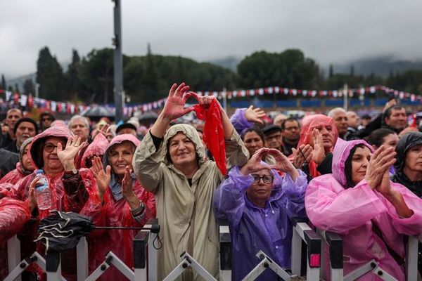 Özgür Özel: CHP Teslim Olmayacak ve Mücadeleye Devam Edecek