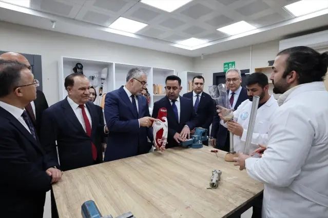 Bakan Işıkhan, Gaziantep'teki Buğday Tanesi Protez Merkezini İnceledi