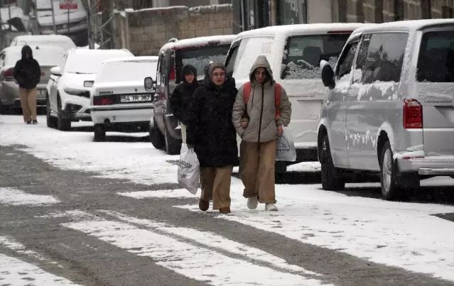 Kars ve Ardahan'da Yoğun Kar Yağışı Ulaşımı Olumsuz Etkiledi