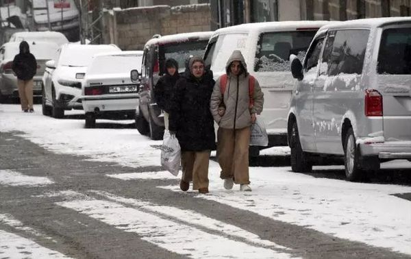 Kars ve Ardahan'da Yoğun Kar Yağışı Ulaşımı Olumsuz Etkiledi