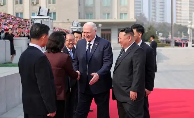 Kim Jong-un, Belarus Devlet Başkanı Lukaşenko'yu Kuzey Kore'de Resmi Törenle Karşıladı