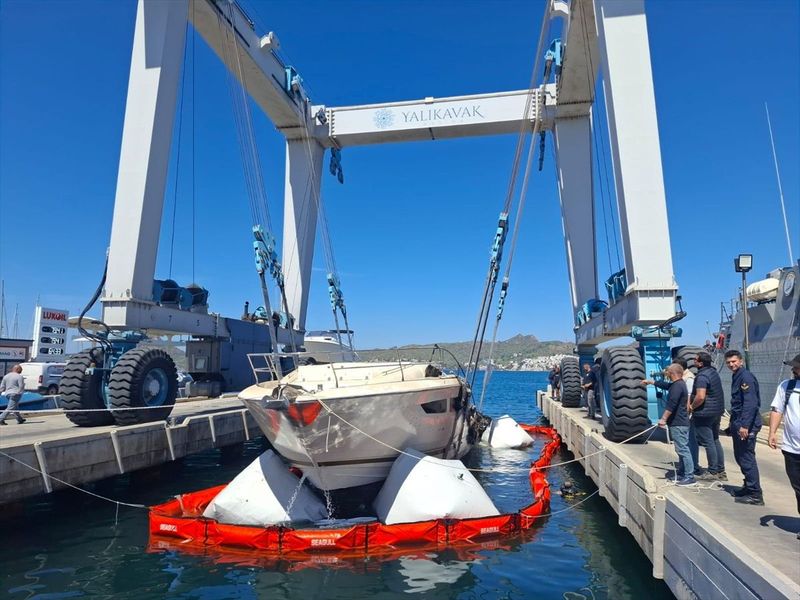 Bodrum'da Yanan 7 Motoryatın Enkazı Denizden Çıkarılıyor